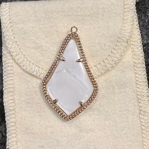 Single Kendra Scott earring mother of pearl